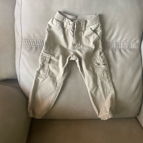 Boy size small outfit. Bottoms 4T top size 4/5 like New💙💙💙💙💙💙💙💙💙 - Picture 4 of 5